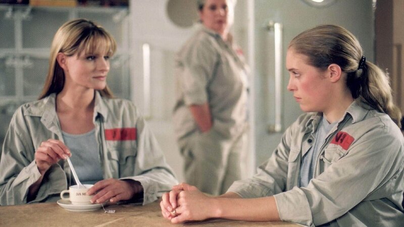 Uschi (Barbara Freier, Mi.) bekommt mit, wie Natascha (Susann Uplegger, li.) versucht, Nora (Hanna Jürgens) für sich zu gewinnen. – Bild: TVNOW /​ Richard Hübner