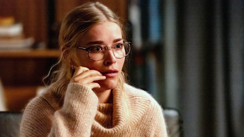 Die unsichere Theresa Stern (Milena Tscharntke) +++ Die Verwendung des sendungsbezogenen Materials ist nur mit dem Hinweis und Verlinkung auf TVNOW gestattet. +++ – Bild: RTL /​ Hardy Brackmann