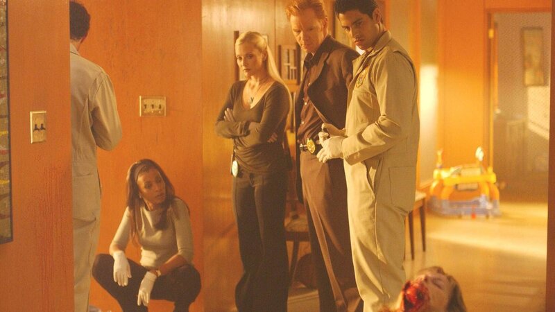 Horatio (David Caruso, 2.v.r.) und sein Team (v.l. Khandi Alexander, Emily Procter; r. Adam Rodriguez) werden zum Schauplatz einer grausamen Bluttat gerufen: Eine Familie wurde in ihrem eigenen Haus förmlich hingerichtet … – Bild: RTL /​ CBS