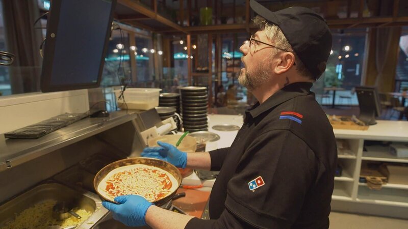 Tim +++ Die Verwendung des sendungsbezogenen Materials ist nur mit dem Hinweis und Verlinkung auf RTL+ gestattet. +++ – Bild: RTL /​ Domino’s Pizza