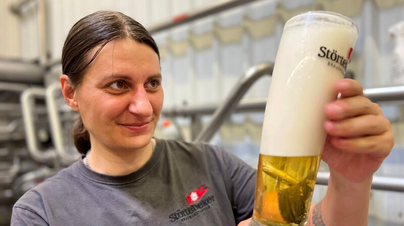 Als zweite Braumeisterin der Störtebeker-Braumanufaktur sorgt Juliane Eiser aus Finsterwalde dafür das jede der zahlreichen Biersorten auch immer gleichbleibend so schmeckt, wie die Kunden es kennen und lieben. – Bild: NDR/Clip Film Als zweite Braumeisterin der Störtebeker-Braumanufaktur sorgt Juliane Eiser aus Finsterwalde dafür das jede der zahlreichen Biersorten auch immer gleichbleibend so schmeckt, wie die Kunden es kennen und lieben. – Bild: NDR/Clip Film