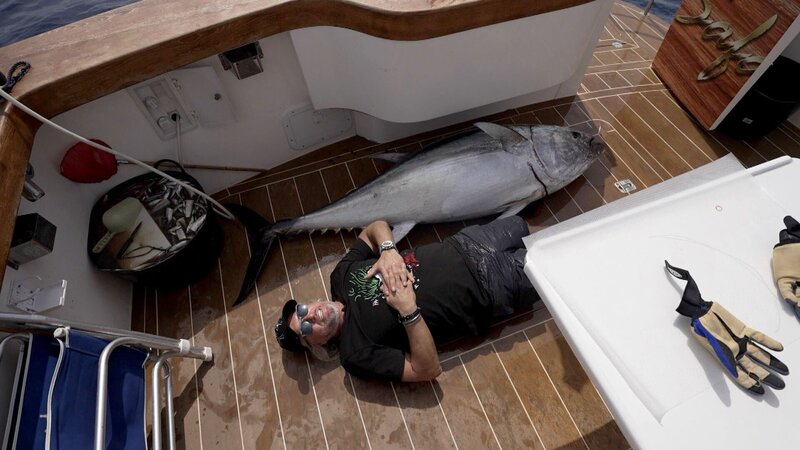 Robert fängt mit Freunden von Opa Reinhold einen 170 kg schweren Thunfisch und dann fallen auf einmal die Motoren bei der Überfahrt nach Ibiza aus. – Bild: RTLZWEI