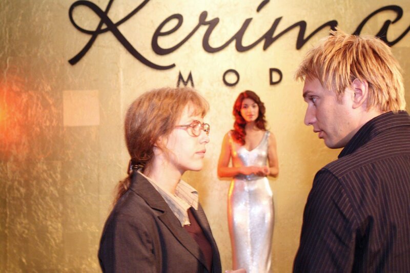 Lisa (Alexandra Neldel, l.) bereitet mit Marc (Jean-Marc Birkholz, r.), dem Fotografen, das Shooting mit Mariella (Bianca Hein, M.) vor. (Dieses Foto von Alexandra Neldel darf nur in Zusammenhang mit der Berichterstattung über die Serie „Verliebt in Berlin“ veröffentlicht und verbreitet werden.) – Bild: SAT.1 /​ Monika Schürle