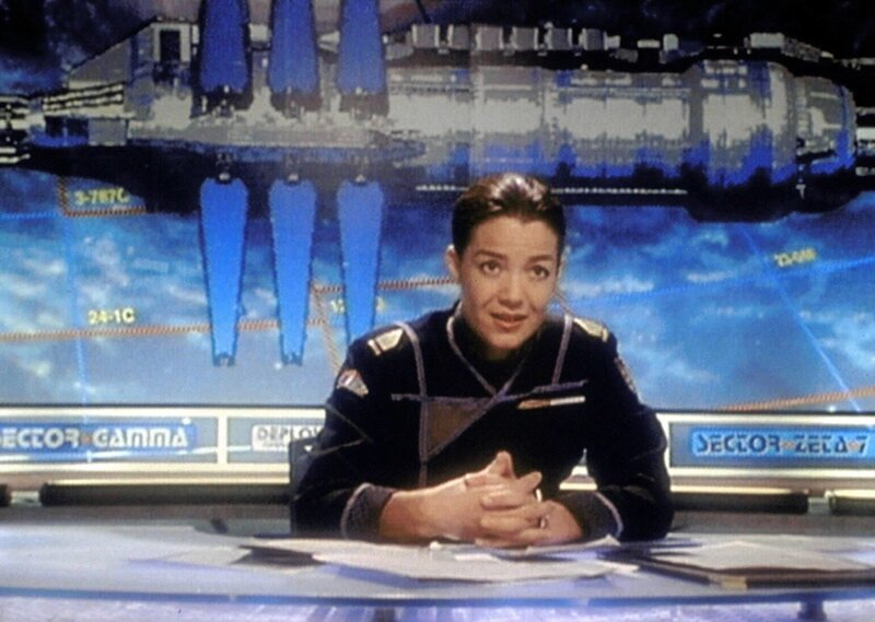 Susan Ivanova (Claudia Christian) moderiert die erste Sendung des neuen Senders „Die Stimme des Widerstands“, der alle Kolonien und auch die Erde erreicht. – Bild: ProSieben Media AG