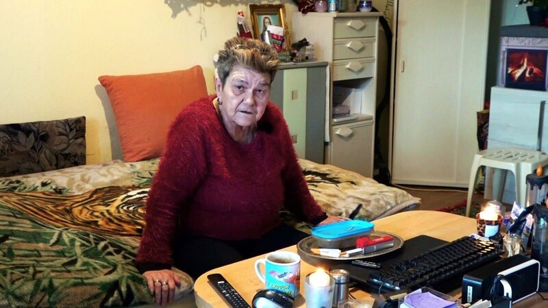 Regina bleibt durch ihre Privatinsolvenz kaum Geld zum Leben. Doch eine unerwartete Mieterhöhung könnte die 67-Jährige nun auch noch ihre Wohnung kosten. – Bild: RTLZWEI
