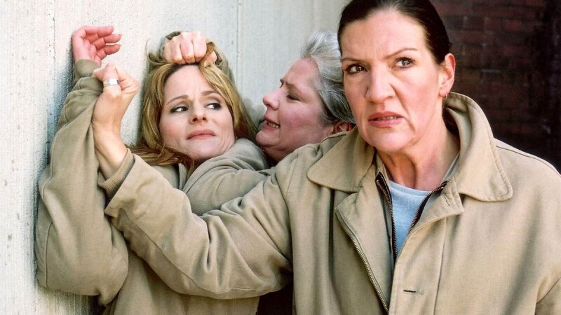 Walter (Katy Karrenbauer, re.) und Uschi (Barbara Freier, Mi.) nehmen Natascha (Susann Uplegger) in die Mangel, um etwas über Noras Tod zu erfahren. – Bild: TVNOW /​ Richard Hübner