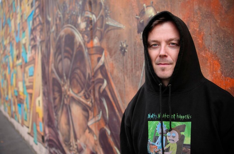 Geld bedeutet Freiheit und Macht, das hat Benjamin Gnahm schon früh motiviert. Als Kind ein Einzelgänger, in der Schule gemobbt – aber zuhause am Computer ist er genial. Mit neun Jahren weiß er bereits, wie er den Kopierschutz von sämtlichen Videospielen ausschalten kann. Als Jugendlicher ist er Teil einer illegalen Szene, die sich mit gestohlenen Kreditkarten teure Software besorgt, knackt, vervielfältigt und verkauft. Erwischt wird er nie. Heute arbeitet er legal. Benjamin Gnahm gehört zur internationalen Hacker-Elite und wird für sein Können sehr gut bezahlt. Er weiß, wie man in Smartphones einbricht und hat an einem Staatstrojaner mitgearbeitet – einer umstrittenen Überwachungssoftware, die in die Hände totalitärer Regime gelangt ist. Wie weit geht er für Geld? Weiteres Bildmaterial finden Sie unter www.br-foto.de. – Bild: BR