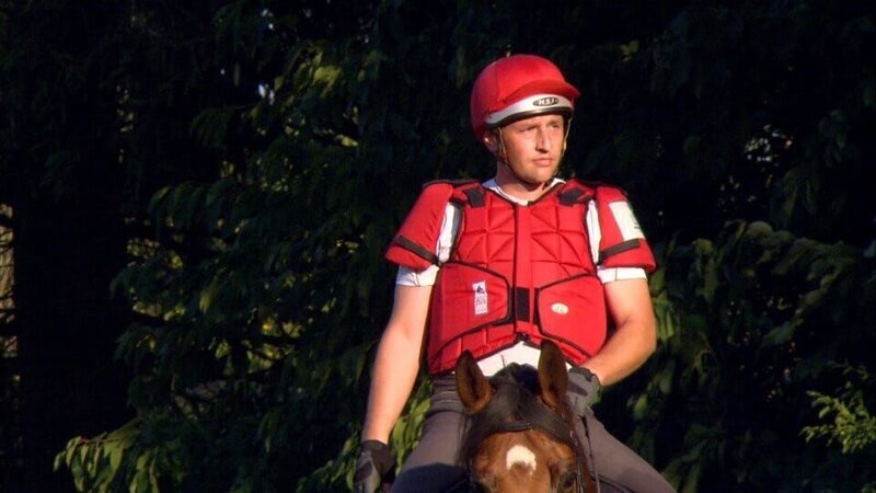 Dr. Harald Ambros, Zahnarzt und 3-facher Olympia-Teilnehmer in der „Vielseitigkeit“. Dressur, Springreiten und Military. Ein extremes Vertrauen zwischen Pferd und Mensch ist Voraussetzung. – Bild: ORF/​Erich Pröll/​Jutta Anna Wirth