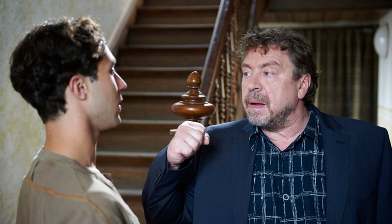 Vater und Sohn sind sich nicht einig: Ralf Trimborn (Armin Rohde, r) tyrannisiert seinen Sohn Erik (Ludwig Trempte, l). – Bild: WDR/​Uwe Stratmann