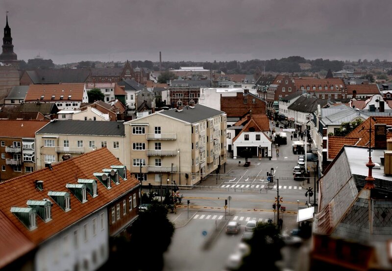 In Ystad ist wieder ein Mord geschehen. – Bild: ARD Degeto/​Yellow Bird