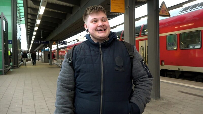 Damian macht sich auf den Weg von Hannover nach Rostock. Er möchte sich wieder eine Lebensgrundlage in seiner alten Heimat aufbauen. Dafür hat er ein Bewerbungsgespräch und hofft auf eine Ausbildungsstelle als Altenpfleger. – Bild: RTLZWEI