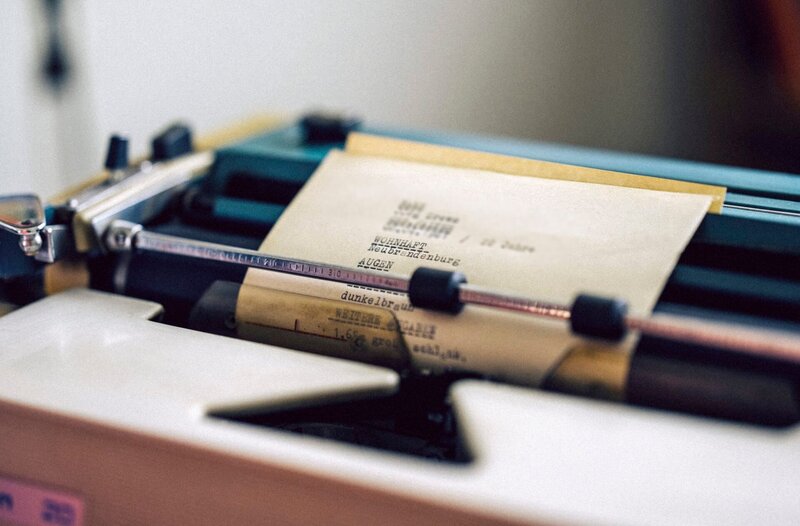 Mit einer Schreibmaschine hat der Serienmörder Mario S. Tagebuch über seine Taten geführt. – Bild: SWR/​MDR/​Adrian Groß