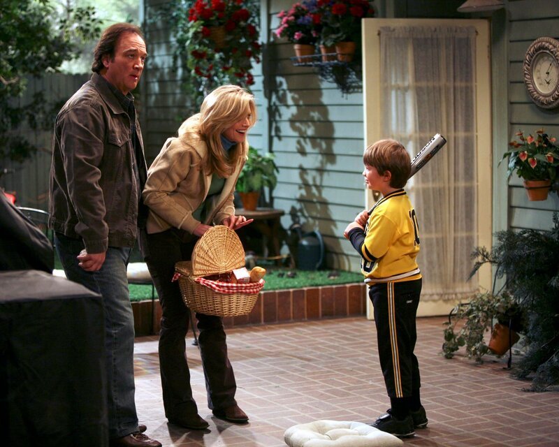 L-R: Jim Belushi als Jim, Courtney Thorne-Smith als Cheryl, Conner Rayburn als Kyle – Bild: Disney L-R: Jim Belushi als Jim, Courtney Thorne-Smith als Cheryl, Conner Rayburn als Kyle – Bild: Disney