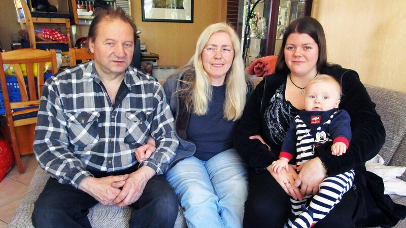 Wolfgang (58) und seine Frau Andrea (56, Mitte) leben in einem einzigen Trödellager. Der Leiharbeiter hat über Jahre hinweg unüberschaubare Mengen an Trödel angesammelt und damit Wohnung und Schrebergarten gefüllt. Manche Räume kann das Paar ohne größere Räumarbeiten längst nicht mehr betreten. (Foto, re.: Tochter Katrin mit Baby) – Bild: RTL II