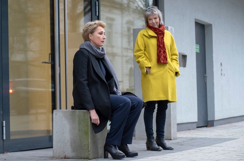Unter Schock: Frau Küppers (Saskia Fischer, l.) hat gerade die Arztpraxis mit einer Krebsdiagnose verlassen. Monika Böckhold (Eva Kryll, r.) kennt das Gefühl der Verzweiflung, sie hat es selbst erlebt. – Bild: ARD/​Thorsten Jander