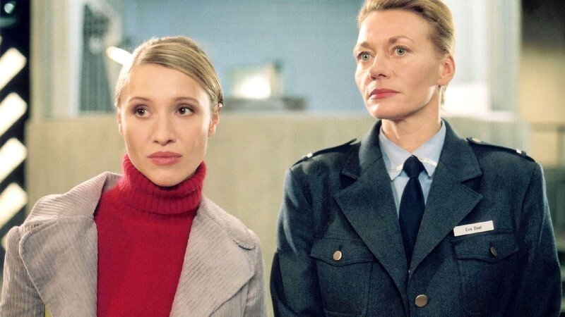 Direktorin Baal (Karen Boehne, re.) hat die Frauen zusammengerufen und kündigt ein soziologisches Experiment der Universität an. Als Initiatorin und Betreuerin stellt sie die junge Studentin Nick (Solveig August) vor, die damit ihre Diplomarbeit bestreitet. – Bild: TVNOW /​ Richard Hübner