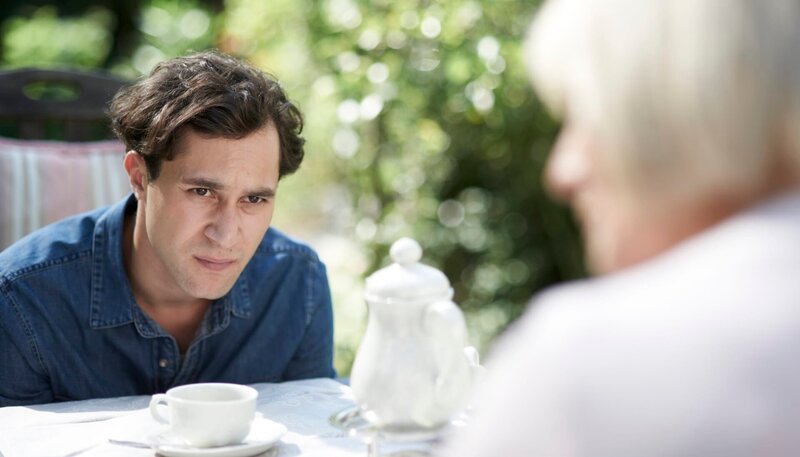 Erik Trimborn (Ludwig Trempte, l) lässt sich nach langer Zeit wieder bei seiner Großmutter Elisabeth Förg (Karyn von Ostholt) blicken. Was weiß sie über den Tod von Eriks Mutter, als Erik noch ein Kind war? – Bild: WDR/​Uwe Stratmann