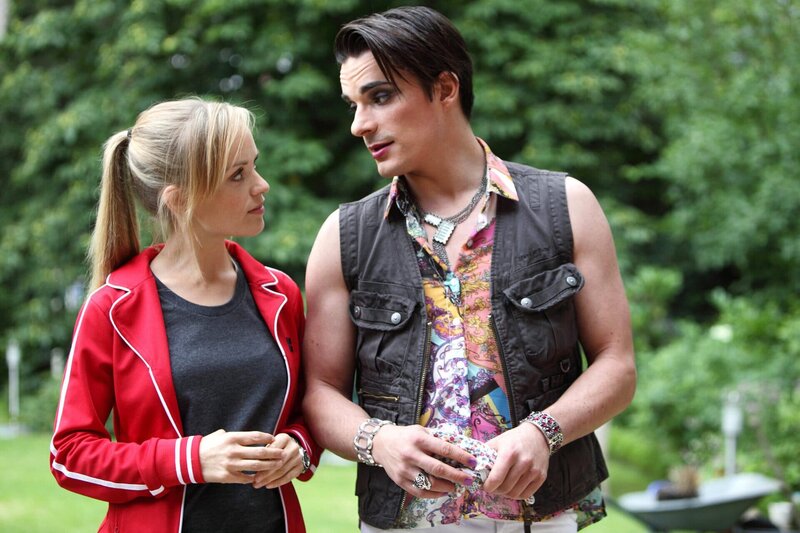 Der Imbissstand von Karla (Hannes Wegener, rechts) ist vom Gesundheitsamt geschlossen worden. Julia Klug (Friederike Kempter) vermutet, dass ihre Freundin mit verdorbener Ware beliefert wurde. – Bild: rbb/​Daniela Incoronato