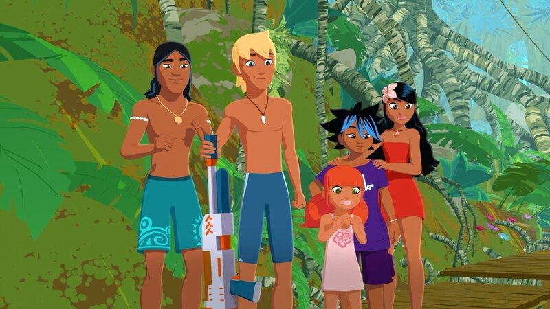 Auru, Yann, Marina, Maimiti und Timeti beobachten gespannt, wie Zoom den Kampf gegen ein Krokodil aufnimmt, das Faultier Flem nachjagt. – Bild: ZDF