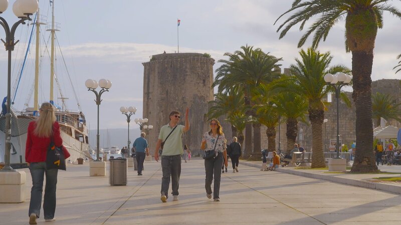 Die Reiseblogger Chris Hergesell und Marie Volkert sind in Kroatien auf der Suche nach neuen „Travel Hacks“. – Bild: ZDF