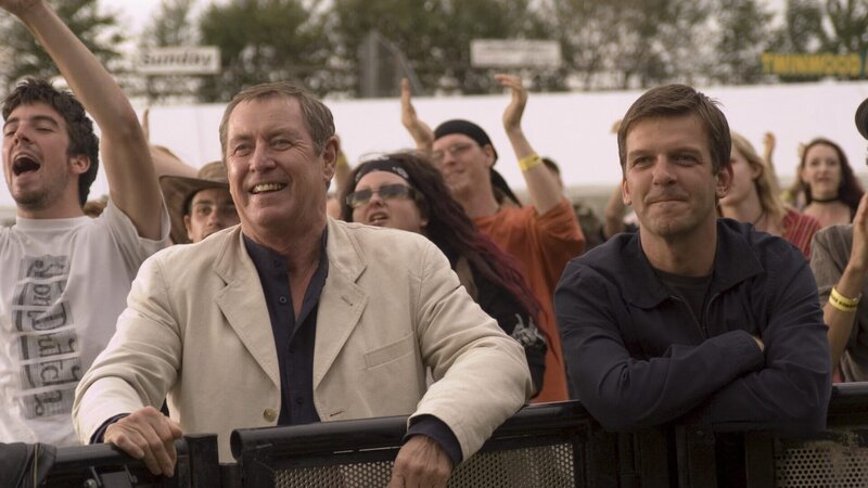 Mit seiner Begeisterung über das Revival der Lieblingsband seiner Jugend steckt Barnaby (John Nettles, l.) seinen Assistenten Jones (Jason Hughes, r.) an. – Bild: ZDF