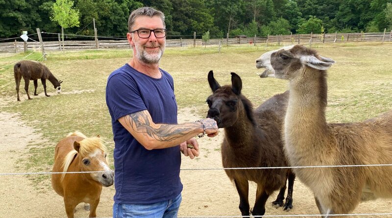 John David Kraft im Tierrefugium Hanau. – Bild: HR/​Lukas Lowack