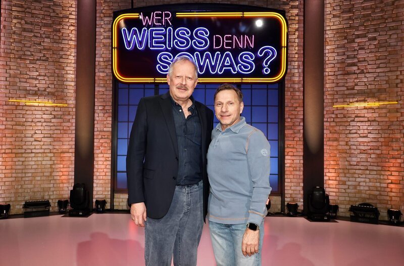 Treten bei „Wer weiß denn sowas?“ als Kandidaten an: Die Schauspieler Axel Milberg (l.) und Richy Müller (r.). – Bild: ARD/​Morris Mac Matzen