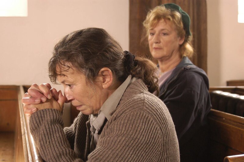 Marion Bailey (Alyssa Bradley), Maggie Steed (Lynne Fox). – Bild: All3 Media /​ ZDF