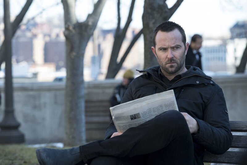 Ein dubioser Informant will Kurt Weller (Sullivan Stapleton) Material überlassen, um Shepherd stoppen zu können. Kein leichtes Unterfangen, weil sie dem FBI immer einen Schritt voraus zu sein scheint … – Bild: PLURIMEDIA (Warner Bros Television)