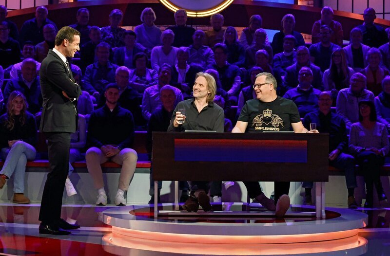 Moderator Kai Pflaume (l.) mit Rateteam-Kapitän Elton (r.) und dem Schauspieler Erich Altenkopf (M.), Darsteller in der beliebten Telenovela „Sturm der Liebe“. – Bild: ARD/​Morris Mac Matzen
