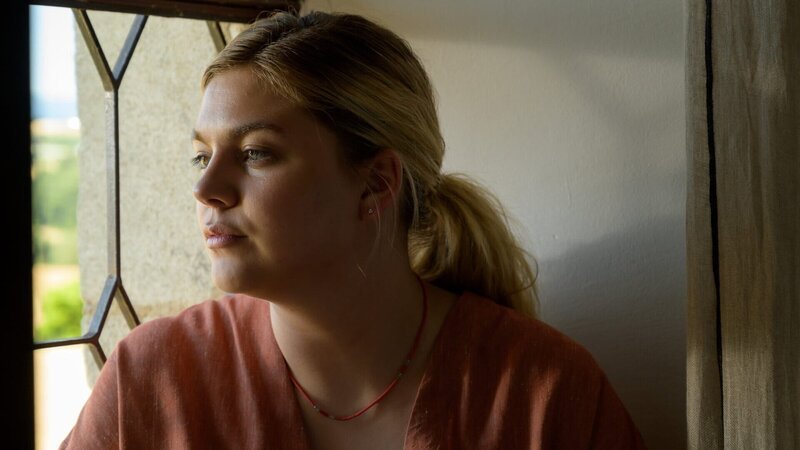 Sarah Sauvant (Louane Emera) spürt, dass sie belastet ist mit einem Geheimnis aus der Vergangenheit. – Bild: ZDF