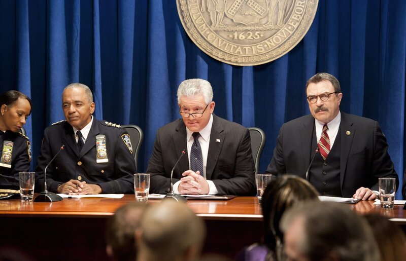 Bei der Pressekonferenz nach Jamies Schusswechsel sind sowohl Frank (Tom Selleck, r.), als auch Garret (Gregory Jbara, 2.v.r.) sauer, weil die Reporter sich auf den Fall stürzen wie Geier … – Bild: 2012 CBS Broadcasting Inc. All Rights Reserved. /​ Barbara Nikke