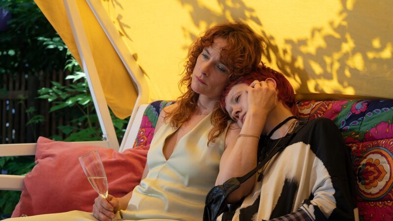 Ina (Anne Ratte-Polle, l.) auf der Hollywoodschaukel mit Tochter Elli (Lea Drinda, r.). – Bild: ZDF Ina (Anne Ratte-Polle, l.) auf der Hollywoodschaukel mit Tochter Elli (Lea Drinda, r.). – Bild: ZDF