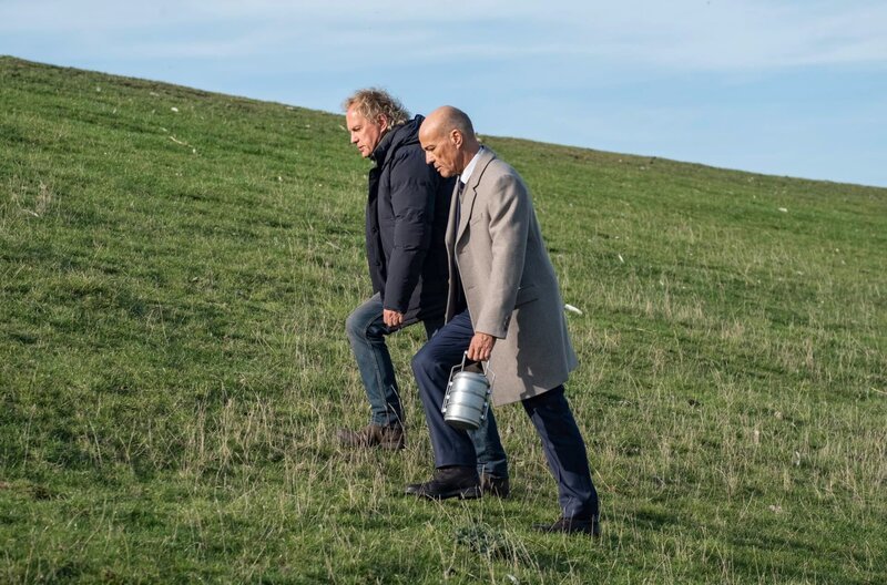 Tom (Uwe Ochsenknecht, li.) und Heinrich (Heiner Lauterbach) haben eine ungewöhnliche Mission. – Bild: ARD Degeto/​BR/​André Poling