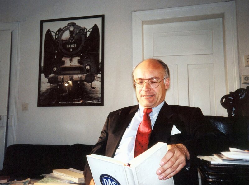 SWR Fernsehen EISENBAHN ROMANTIK, „Deckname Fotograf oder Geheimsache Reichsbahndampf“, am Mittwoch (08.07.15) um 14:15 Uhr. Burkhard Wollny hat mehr als 10.000 Fotos von Dampflokomotiven in der ehemaligen DDR geschossen. Hier bei der Recherche für sein Stasibuch. – Bild: SWR/​PHOENIX/​SWR