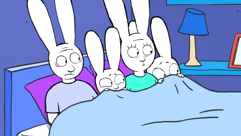 Weil Franz (2.v.l.) und Simon (r.) in der Nacht fürchterliche Albträume bekommen haben, übernachten sie heute im Bett von Opa (l.) und Oma (2.v.r.). – Bild: ZDF