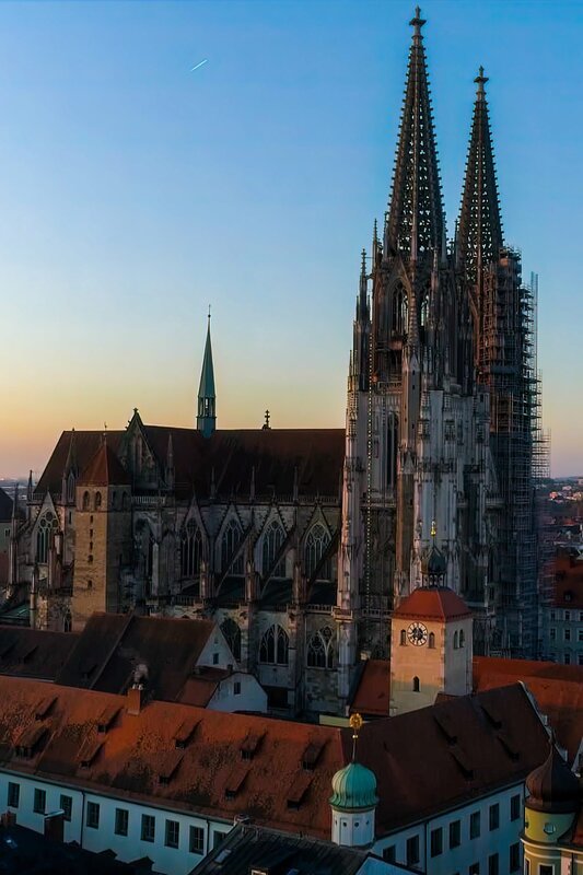 Aus der Domschule von Regensburg ist der mittelalterliche Brauch des Kinderbischofs überliefert. Dabei darf ein Kind an einem Tag im Jahr die Rolle des amtierenden Bischofs übernehmen – sehr zum Ärger des Vatikan. – Bild: ZDF
