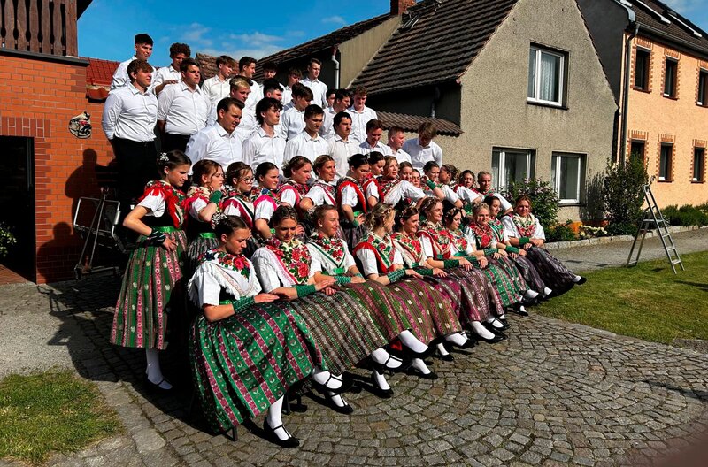 Gruppenfoto Jugendliche in Schwarzkollm zum Maibaum-Werfen – Bild: MDR/​René Römer