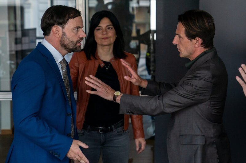 Oliver Radek (Hans-Werner Meyer, r.) und Mina Amiri (Jasmin Tabatabai, M.) versuchen den aufgebrachten Kanzlei-Partner Roman Oellert (Simon Eckert, l.) zu beruhigen. – Bild: ZDF