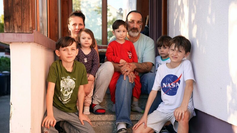 Die Patchwork-Familie des elfjährigen Lukas (re.), hat seit der Frührente von Stiefvater Roberto (49) und der Elternzeit von Mutter Stefanie (32) Probleme über die Runden zu kommen. – Bild: RTL Zwei