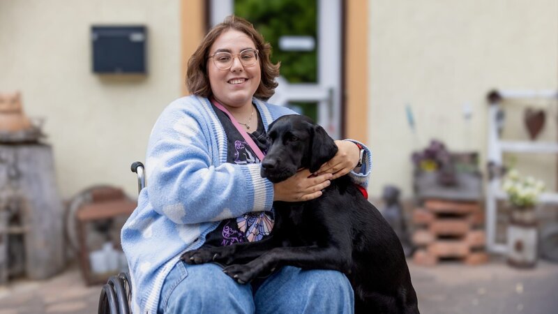 Als Assistenzhund für psychosoziale Beeinträchtigungen (PBS) kann Dori Panikattacken frühzeitig erkennen. – Bild: Martin Langner /​ ZDF