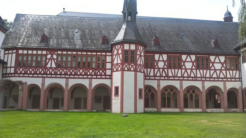Das Kloster Eberbach bei Lahnstein. – Bild: Angela Freuding /​ BR, Bewegte Zeiten Filmproduktion GmbH