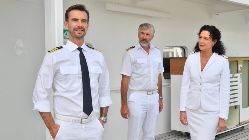 Die Crew um Kapitän Max Parger (Florian Silbereisen, l.), Staff-Kapitän Martin Grimm (Daniel Morgenroth, M.) und Hanna Liebhold (Barbara Wussow, r.) ist bereit für die Reise zu den Seychellen. – Bild: ZDF