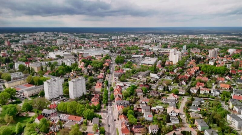 MDR FERNSEHEN HEUTE IM OSTEN – REPORTAGE, „Zwischen Heimat und Horizont – Polens Jugend“, am Samstag (12.07.25) um 18:00 Uhr. Seit dem EU-Beitritt vor 20 Jahren haben über zwei Millionen junge polnische Hochschulabsolventen ihr Glück im Ausland gesucht. Die Frage „Bleiben oder gehen?“ stellt sich auch für den angehenden Kardiologen Łukasz Łukomski aus Zielona Góra. Dort kämpft er mit den Herausforderungen eines unterbesetzten Gesundheitssystems, das mit nur 2,4 Ärzten pro 1000 Einwohner die niedrigste Ärztedichte in der EU aufweist. Für viele Studenten ist Westeuropa jedoch nicht mehr der Sehnsuchtsort. Beata und Tomasz Twardowski aus Biała Podlaska haben sich entschieden in ihrer Heimat zu bleiben und eröffneten das Restaurant „Sielska“. In einer Stadt, die einst zu den ärmsten Polens zählte, versuchen sie so ein Zeichen der Hoffnung zu setzten. Ob ihr ihr Vorhaben gelingt wird die Zukunft zeigen. – Bild: MDR