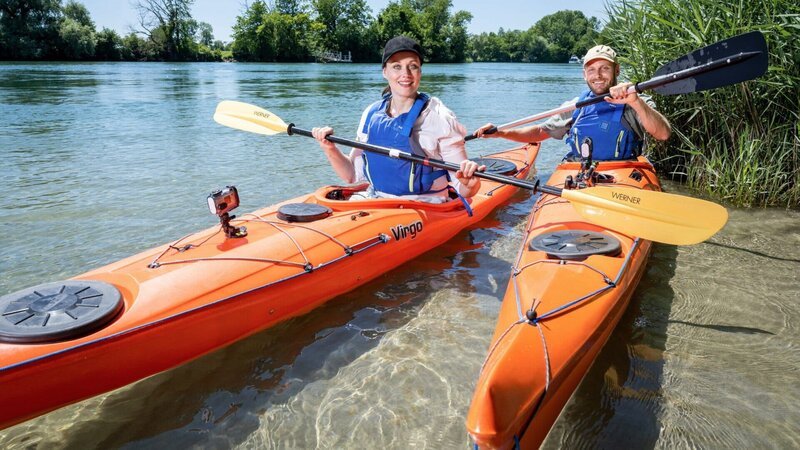 G&G-Reporter Sandro Sabatini ist mit der Schauspielerin, Moderatorin und Hypnose-Therapeutin Tanja Gutmann auf der Aare von Altreu über Solothurn nach Wangen an der Aare unterwegs. – Bild: SRF/​Oscar Alessio