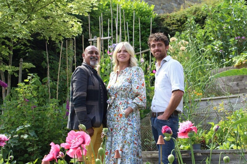 V.l.: Manoj Malde, Zoe Ball, Lachlan Rae – Bild: RTL /​ © Banijay Rights
