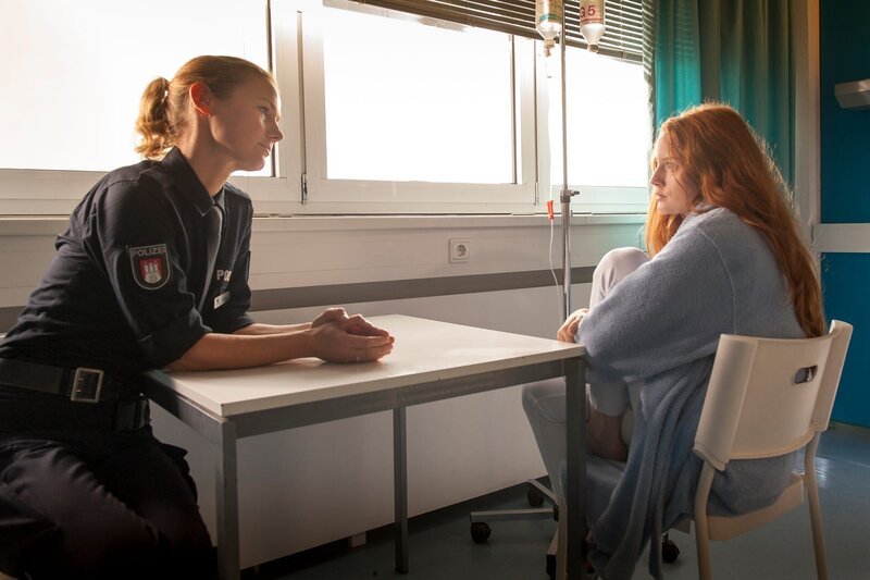 Franzi (Rhea Harder, l.) versucht herauszufinden, was Birte (Barbara Meier, r.) so verängstigt hat. – Bild: ZDF