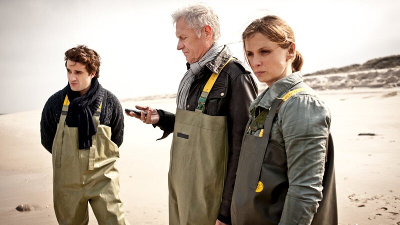 Hinnerk Feldmann (Oliver Wnuk, l.), Theo Clüver (Robert Atzorn, r.) und Ina Behrendsen (Julia Brendler). – Bild: ZDF