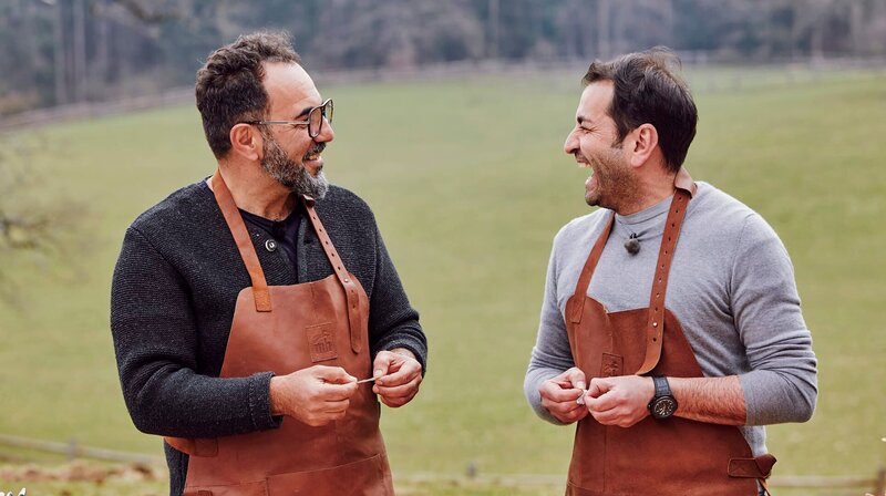 Adnan Maral und Ali Güngörmüş haben Spaß beim Grillen. Weiteres Bildmaterial finden Sie unter www.br-foto.de. – Bild: BR/​Yalla Productions GmbH/​Marian Mok