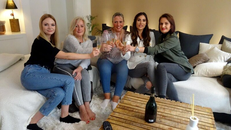 V.l.: Kandidatin Anne-Katrin, Hanni, Anja, Ricarda und Plamena – Bild: TVNOW /​ Constantin Ent. /​ Tag 1: Anne-Katrin, Wuppertal